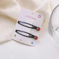 Detalle de horquillas negras con forma de gota, rosas rojas y pequeños brillantes - Estilo Rosa 3D Roja (5 Pinzas de Presión)