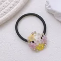 Détail d'un chouchou noir élastique avec fleurs givrées et petits strass brillants - Élastique à cheveux style fleur mate colorée à cinq pétales 5