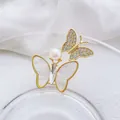 Eleganter Gold-Schmetterling-Brosche mit großer weißer Perle und funkelnden Kristallen - Doppel Schmetterling Weißer Muschel Stil (XZ42-001 Weiß)