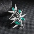 Elegante broche de hoja de bambú plateado con gemas verdes y cristales brillantes - Hoja de Bambú Plateada (XZ163)