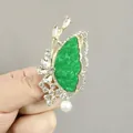 Eleganter Schmetterlingsbrosche in Grün mit Strasssteinen und einer weißen Perle verziert - Schmetterling Smaragdgrün Stil (XZ97 Grün)