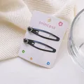 Detalle de dos pinzas para el cabello negras con flores de diamantes en cartón rosa - Estilo flor exquisita de cinco pétalos (Pinza BB n.º 9, izquierda)