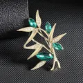 Elegante broche de bambú dorado con piedras marquesa esmeralda y pedrería - Hoja de Bambú Dorada (XZ163)