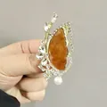 Eleganter Schmetterlings-Anstecker in Gold mit braunem Harz, Strass und einer Perle - Xz97 Orange