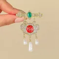 Broche de cerradura Ruyi dorado con gema verde, signo Fu rojo y gotas de perlas - Cierre de Seguridad (XZ267)