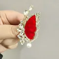 Eleganter Schmetterling-Anstecknadel mit roten Flügeln, weißer Perle und Goldmetall - Schmetterling Roter Emaille Stil (XZ97 Rot)