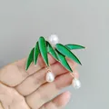 Broche de estilo chino con hojas verdes, perlas blancas y borla dorada elegante - Hoja de Bambú con Perlas (XZ245)