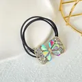 Nahaufnahme von Kristall-Schleife-Haargummi mit Strasssteinen und elastischen Bändern - Regenbogen