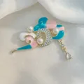 Detalle de broche nube con esmalte rosa, perlas y cristal sobre fondo de seda - Nubes de Buen Augurio Coloridas (XZ98)