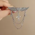 Spilla gotica argento con ali d'angelo di strass, cuore e catene con croce pendente - Stile Argento Retrò Ali di Angelo Cuore Croce Nappina (XZ14-002)