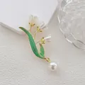 Elegante broche de lirio de los valles con esmalte verde y perla sobre piedra blanca - Broche de Lirio de los Valles