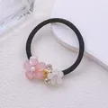 Détail macro d'un élastique à cheveux avec charmes de fleurs en cristal et pétales roses - Style Double Fleurs Rose et Blanc avec Strass (Élastique à Cheveux 13)