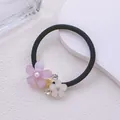 Détail d'un élastique à cheveux avec fleurs en strass et centre en perles - Style floral transparent violet et blanc avec strass (Élastique à cheveux 14)