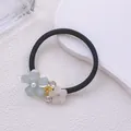 Gros plan détaillé du chouchou à fleurs en strass avec perles et pétales mats rose et bleu - Style de fleur bicolore mat bleu et rose (15 élastiques pour cheveux)