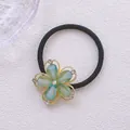 Détail d'un élastique à cheveux avec breloque fleurie en strass dégradé et bords dorés - Style Fleur 3D Dégradé Bleu-Vert (Élastique à cheveux 17)