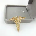 Brosche in Form eines Merkurstabs aus goldener Legierung mit zwei Schlangen - Glänzendes Gold Hermesstab Flügel
