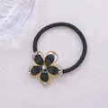Gros plan d'un élastique à cheveux orné d'une fleur en alliage et cristaux brillants - Style fleur à cinq pétales noir foncé (Élastique à cheveux 18)