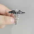 Silberne Caduceus-Brosche mit zwei Schlangen und Flügeln auf glänzendem Metallstab - Antiksilber Schwarz Emaille Hermesstab (XZ255)