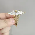 Goldene Hermesstab Brosche mit weißer Emaille und zwei Schlangen auf Metallbasis - Antikgold Weiß Emaille Hermesstab (XZ255)