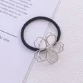 Détail d'un élastique à cheveux fleur en métal argenté avec perles blanches et bande noire - Modèle fleur creuse à six perles argentées (Élastique à cheveux 22)