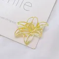 Eleganter goldener hohler Lilien-Broschen-Pin mit minimalistischem Metall-Blütenblatt-Design - Blumen-Stil / Gold
