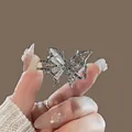 Pinza para el pelo de mariposa plateada con diamantes de imitación brillantes - Mariposa / Plata + Circonita Blanca