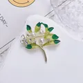 Broche vintage de flor esmaltada verde con perlas y cristales sobre base de piedra - Estilo de Hoja Verde (XZ312)