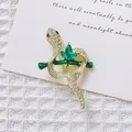 Primer plano detallado de un broche de serpiente vintage con gemas verdes y cristales - Serpiente de Oro Bambú