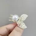 Mini pinza de pelo cola de pez con perla grande y pequeños detalles de cuentas blancas - Cola de Pez Perla / Dorado