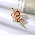 Broche de serpiente dorada con textura de escamas y diamantes de imitación rojos - Serpiente Diamante de Imitación Rojo
