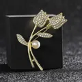 Detalle del broche de tulipán dorado con cristales brillantes y una perla blanca fina - Perla Dorada