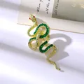 Broche de serpiente vintage dorado con cristales verdes y ojos de piedras rojas en tarjeta - Serpiente Diamante de Imitación Verde