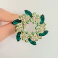 Eleganter Gold-Blumenkranz-Brosche mit grünen Kristallen und funkelnden Zirkonia-Details - Grün