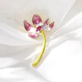Broche lotus élégante en émail avec perles et cristaux roses sur fond de soie blanche - Style Lotus Rose