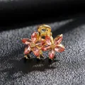 Kleiner goldener Haargreifer mit Kristallblumen und Champagner-Strasssteinen auf Schwarz - Navette-Kristall Blumenstil (ZJ007 Kristall Champagner)