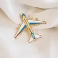 Elegante spilla aereo dorata con dettagli in smalto blu e bianco per donna - Aereo in Smalto Blu e Bianco (XZ256)