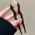 Detail van U-vormige haarspeld met imitatieparel en schildpadhars voor knotkapsels - Beige