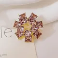 Elegante broche de oro con cristallen morados cuadrados y circonitas en tela blanca - Flor Radiante Púrpura (XZ318)