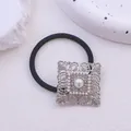 Élastique à cheveux noir rétro avec décoration carrée en métal argenté et perles - Couleur Argent Carré Ajouré Perle Artificielle Style (Élastique à Cheveux 25)