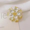 Detalle de elegante broche floral radial con cristales cuadrados de champán y dorado - Flor Radiante Blanca (XZ318)