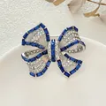 Elegante broche de lazo plateado con diamantes de imitación azul oscuro y cristales - Lazo Vintage Magenta (XZ77-001)