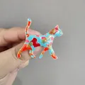 Spilla gatto in smalto blu e rosso con dettagli dorati e finitura glitterata - Gattino di Halloween