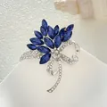Elegante broche de flor plateado con cristales marquesa azul oscuro y pavé de diamantes para traje - Ramo Azul (XZ210)