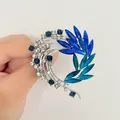 Elegante broche cola de fénix plateado con cristales azules en diseño circular - Guirnalda Semicircular Plata (XZ93)