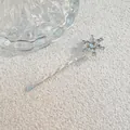 Nahaufnahme der funkelnden Strass-Schneeflocken-Haarspange mit Wellendesign auf Hintergrund - Kleiner Stern-Stil (J009-01) / Silber