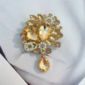 Detalle del broche de flor en cristal champán dorado con elegante colgante de gota - Gota Champaña (XZ34-002)