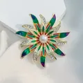 Dettaglio della spilla a fiore in smalto colorato con cristalli e perla bianca centrale - Stile Girasole Colorato