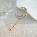 Detailansicht der mondförmigen Haarspange mit funkelnden Strasssteinen und goldener Nadel - Mondform-Stil (J009-01) / Gold