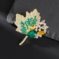 Macro spilla foglia di acero con strass verdi e una grande gemma smeraldo a goccia - Stile Foglia di Acero (XZ38-001)