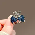 Mini-Haarklammer in Kirschform mit dunkelblauen Strasssteinen in Silber-Optik - Kirsch-Stil / Blau Kirsche